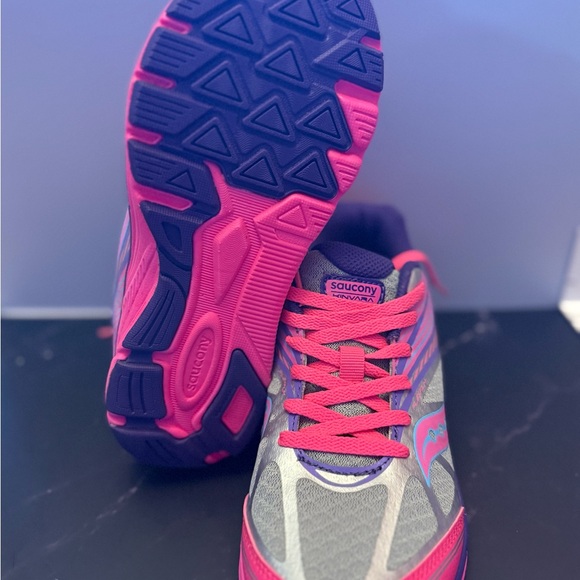 Saucony kinvara running sneakers - Picture 2 of 6